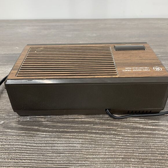 Vintage General Electric GE Model 7-4616B Two Wake Times FM/AM Alarm Clock Radio - Picture 4 of 8